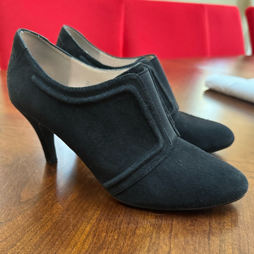 Taryn Rose Black Suede Heels (Size: 8)